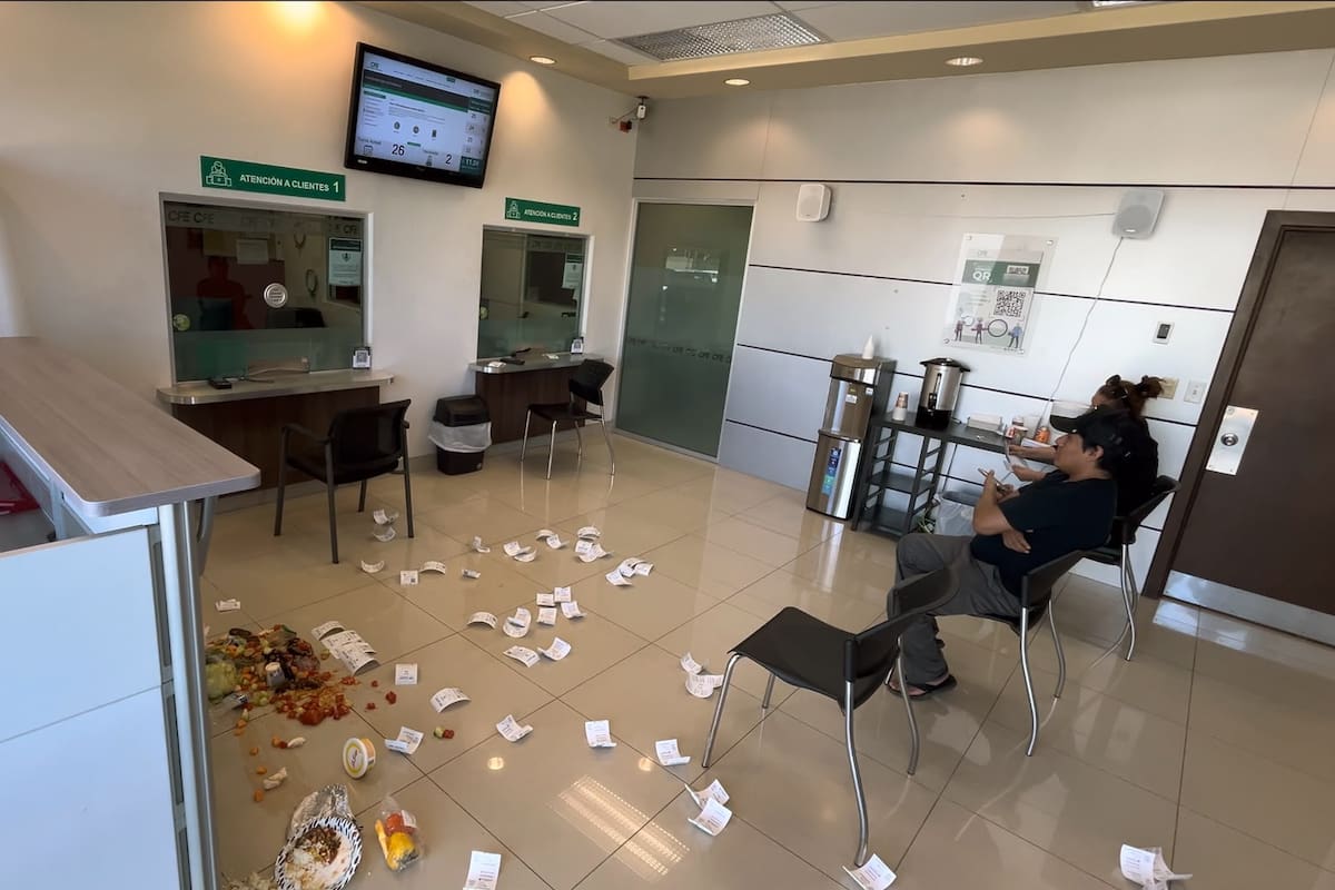 Vecinos de Playas de Tijuana protestan arrojando comida podrida en la CFE tras días sin energía eléctrica