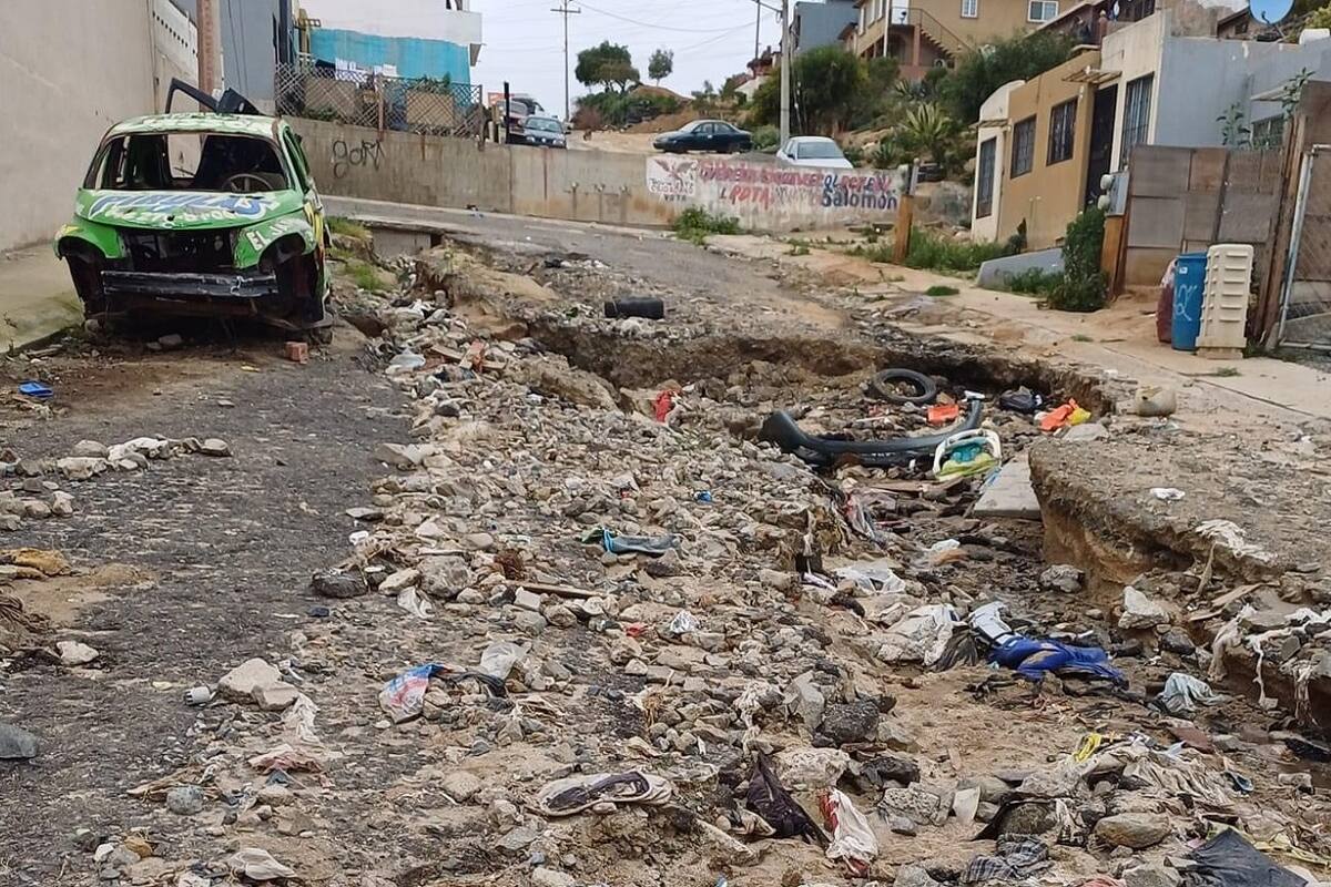 Calle Delfín se ha vuelto un basurero tras socavón