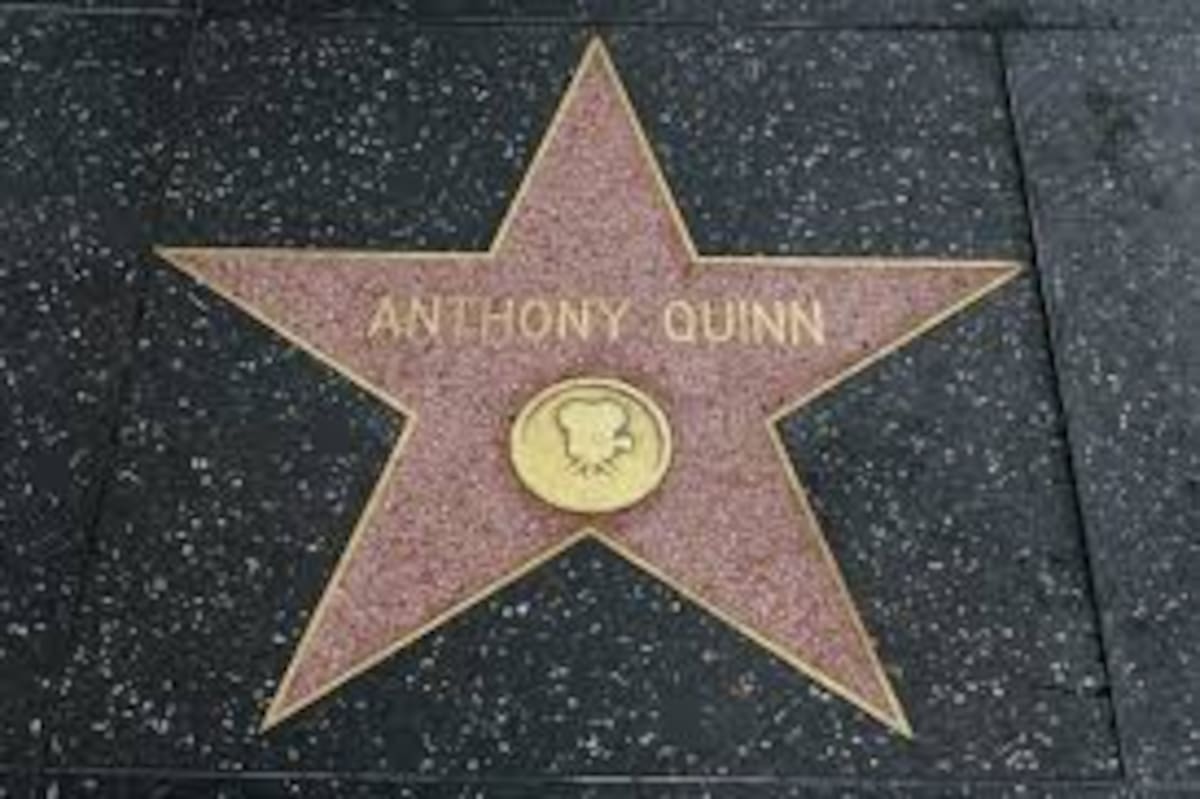 Anthony Quinn: Actor mexicano con dos premios Oscar en su trayectoria.
