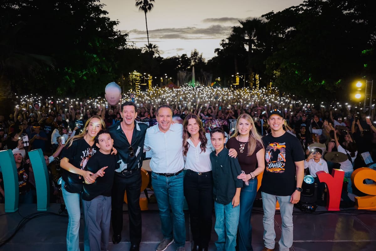 El alcalde Antonio Astiazarán entregó a Yahir el reconocimiento de Hermosillense Distinguido durante el encuentro realizado en el Parque Madero. FOTOS: ESPECIAL