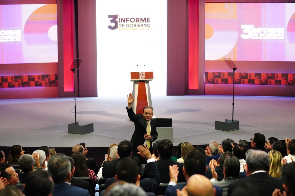 El gobernador Alfonso Durazo Montaño saluda a los invitados a su Tercer Informe de Gobierno. FOTO: ESPECIAL