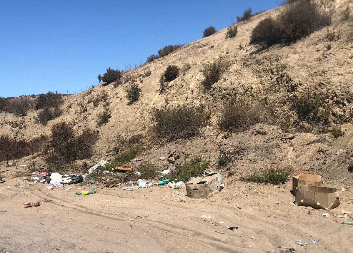 La basura de todo tipo se encuentra regada a las orillas de la carretera.
