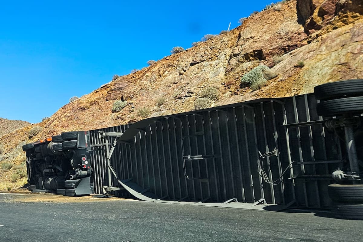 Chofer de tráiler resultó lesionado tras volcamiento en libramiento de Guaymas