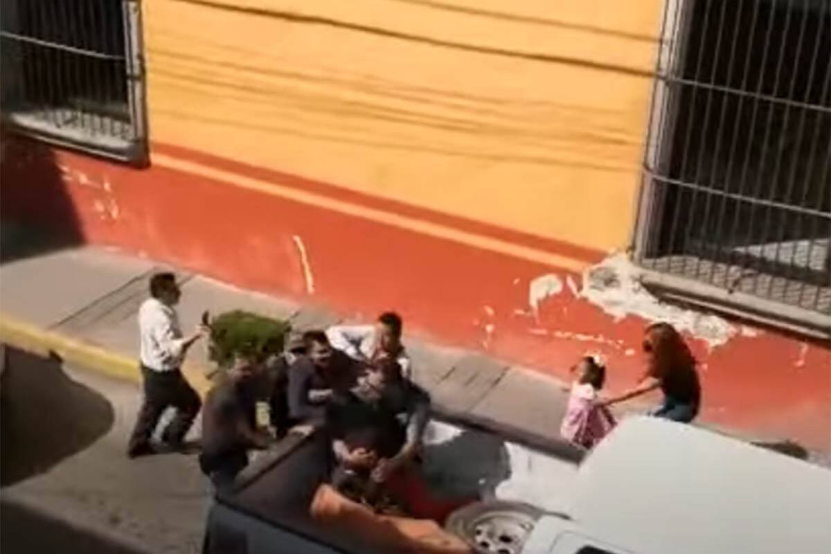 VIDEO: Niña de 3 años entra en crisis al ver que sus padres son arrestados en Hidalgo