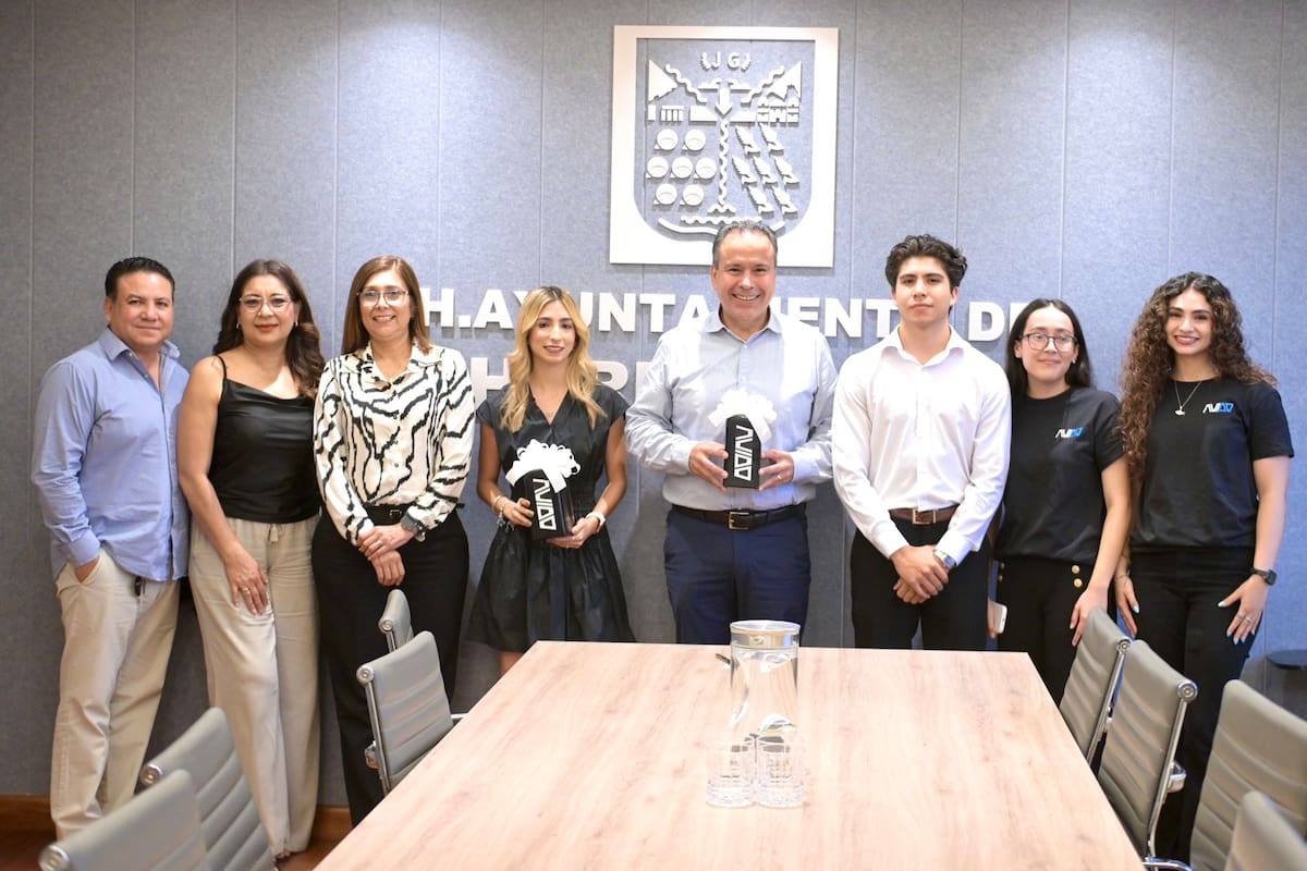 Luis Fernando Fierros, Ana Sofía Moreno y María de la Paz Llánez presentaron el vehículo eléctrico Avido ante autoridades municipales.