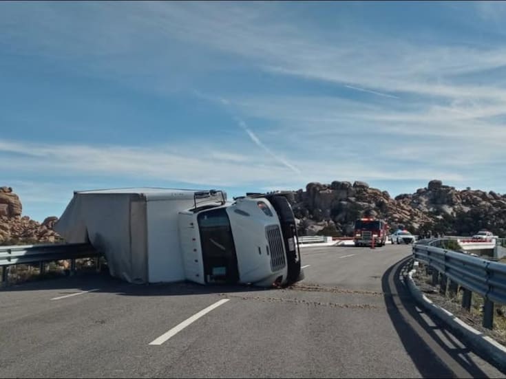 Vuelca tractocamión en La Rumorosa; no hay personas lesionadas