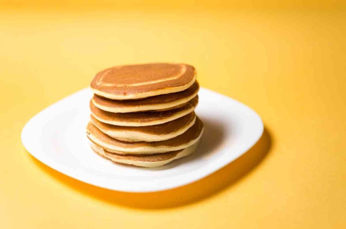La receta básica incluye una mezcla de harina, huevos, leche y levadura o polvo de hornear, que se vierte en una sartén caliente y se cocina hasta obtener un dorado perfecto en ambos lados. El resultado es un panqueque esponjoso y ligeramente dulce, con un sabor suave y una textura delicada.