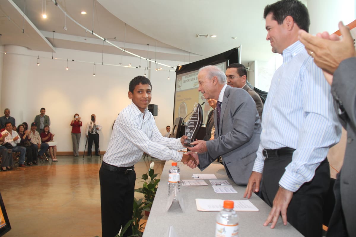Isaac Paredes recibe premio al primer lugar del Premio Instituto del deporte de Hermosillo, de las manos del alcalde, Javier Gandara. (Foto: EL IMPARCIAL/Yonatan Robles)