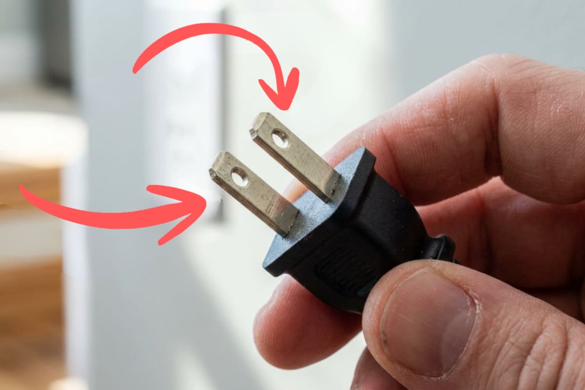¿Para qué sirven los agujeros en las clavijas de los enchufes? El diseño tiene una función vital de seguridad para evitar incendios en casa y asegurar que tus aparatos no se desconecten solos según las normas internacionales de fabricación eléctrica NEMA