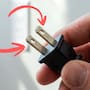 ¿Para qué sirven los agujeros en las clavijas de los enchufes? El diseño tiene una función vital de seguridad para evitar incendios en casa y asegurar que tus aparatos no se desconecten solos según las normas internacionales de fabricación eléctrica NEMA