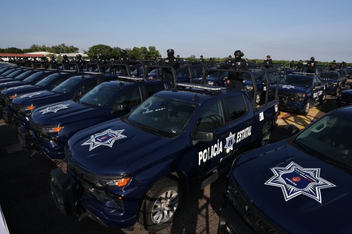 Defensa entrega 100 patrullas y refuerza la seguridad en Sinaloa con apoyo militar y capacitación policial.