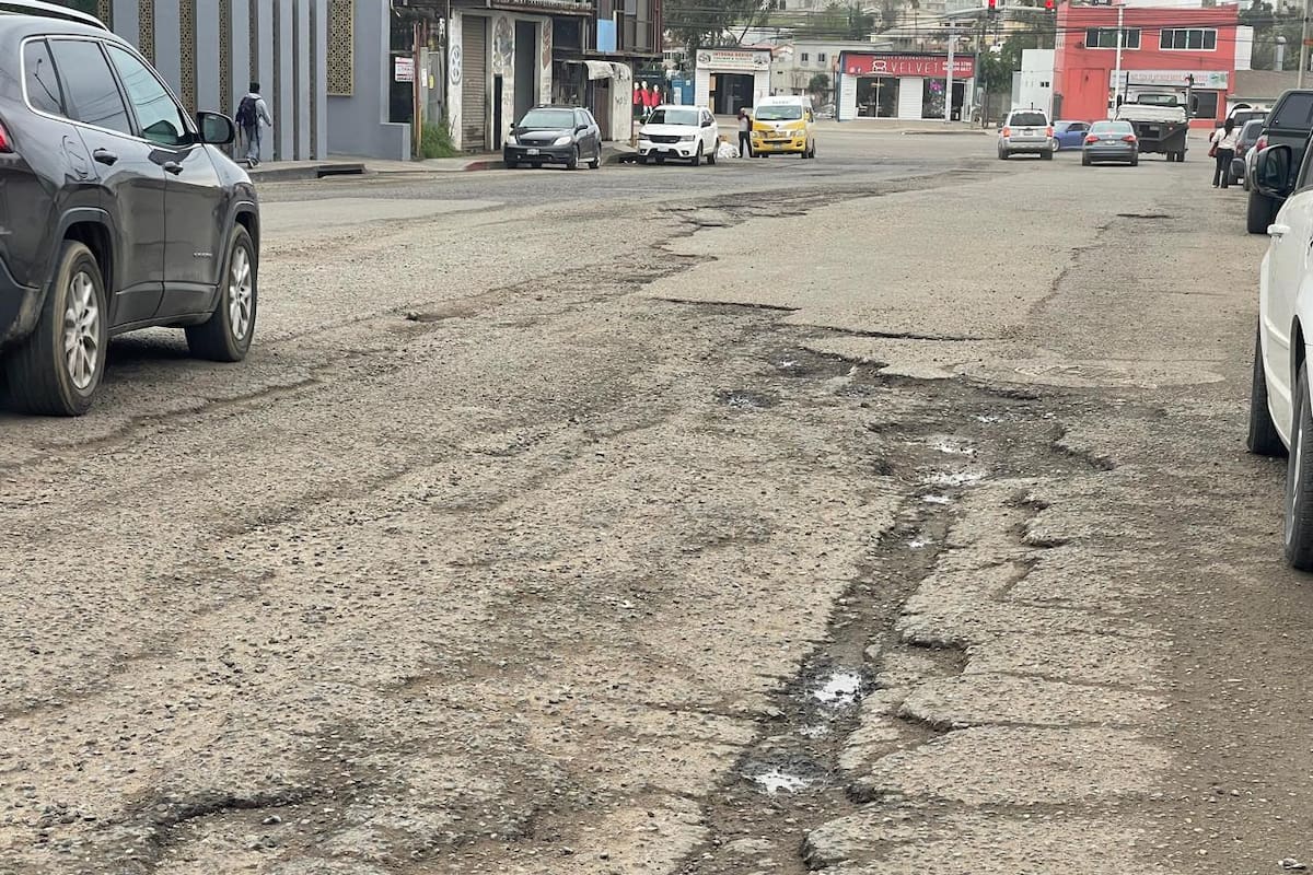 Rosarito bajo asedio, baches se multiplican y ponen en riesgo a conductores