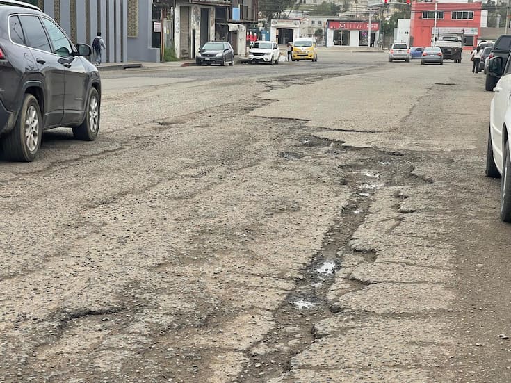 Rosarito bajo asedio, baches se multiplican y ponen en riesgo a conductores