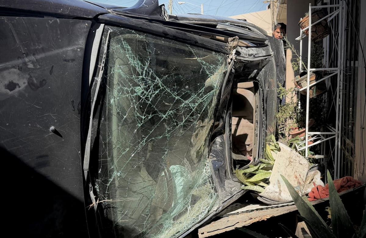 El automóvil cayó aproximadamente 15 metros desde la avenida Jardín Botánico y terminó volcado frente a una vivienda de la privada Margaritas. Foto: Cortesía / Border Zoom