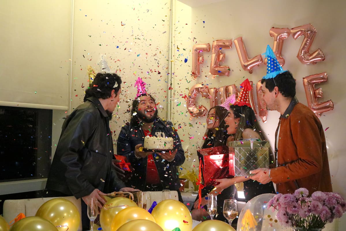 Algunas personas viven su cumpleaños de forma discreta porque se sienten más cómodas con celebraciones pequeñas o en privado. Foto: Pexeles