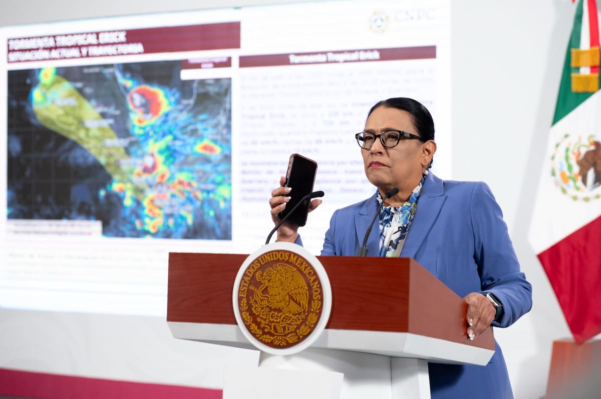 La secretaria de Gobierno, Rosa Icela Rodríguez, en llamada con la titular de la CNPC durante la "Conferencia del Pueblo" del 17 de junio del 2025. | Crédito: Presidencia