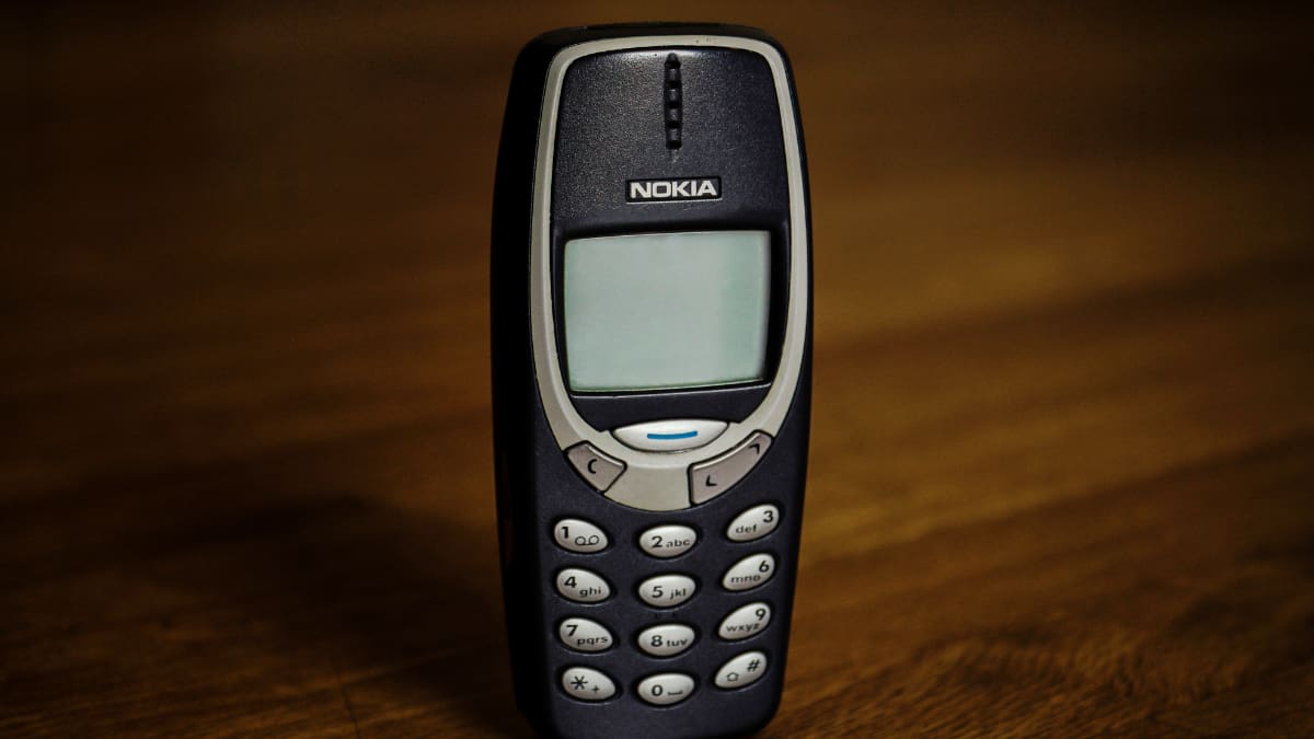 Tras el auge de teléfonos básicos que buscan reducir el uso de internet, el Nokia 1100 famoso por su juego de la “viborita” vuelve a despertar interés en los usuarios 20 años después