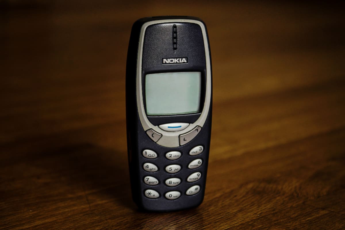 Tras el auge de teléfonos básicos que buscan reducir el uso de internet, el Nokia 1100 famoso por su juego de la “viborita” vuelve a despertar interés en los usuarios 20 años después