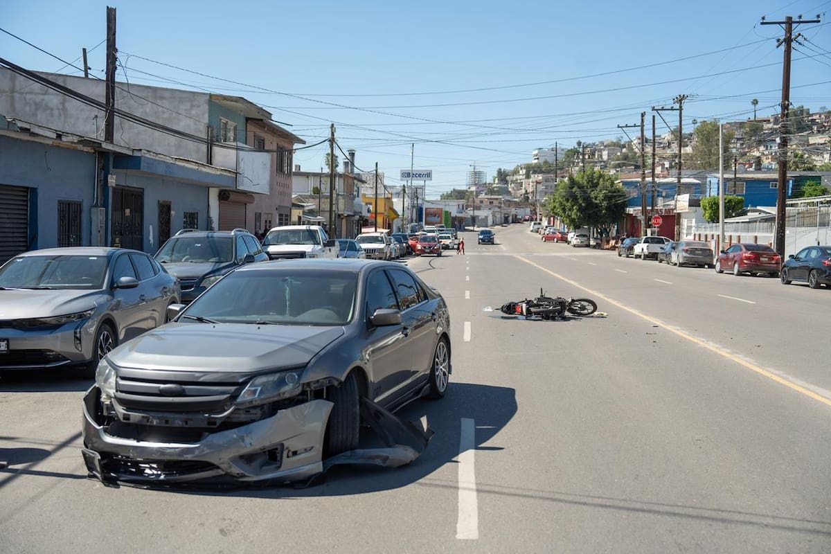 Automovilista impacta a motociclista en la Buena Vista