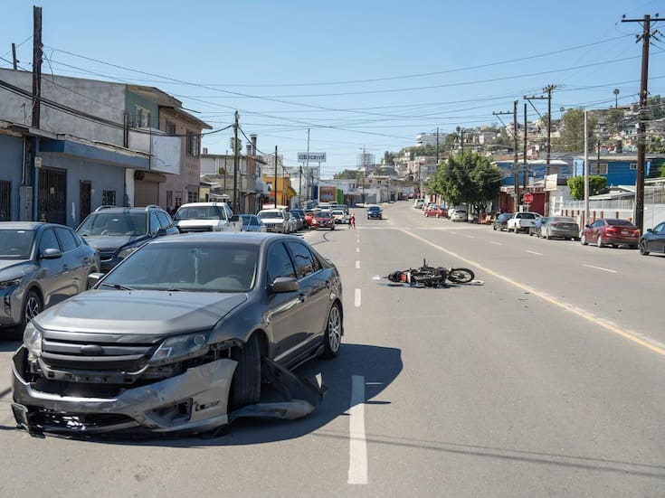Automovilista impacta a motociclista en la Buena Vista
