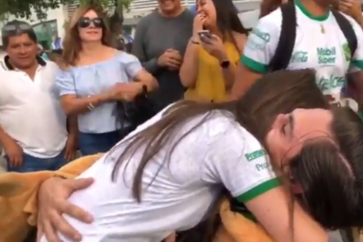La "mascota" de León le pidió matrimonio a su novia