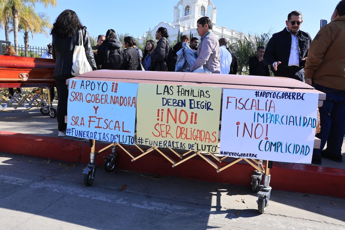 Fiscalía General del Estado estaría presionando a las familias para que contraten servicios funerarios exclusivamente con ciertas empresas. Foto: Sergio Ortiz