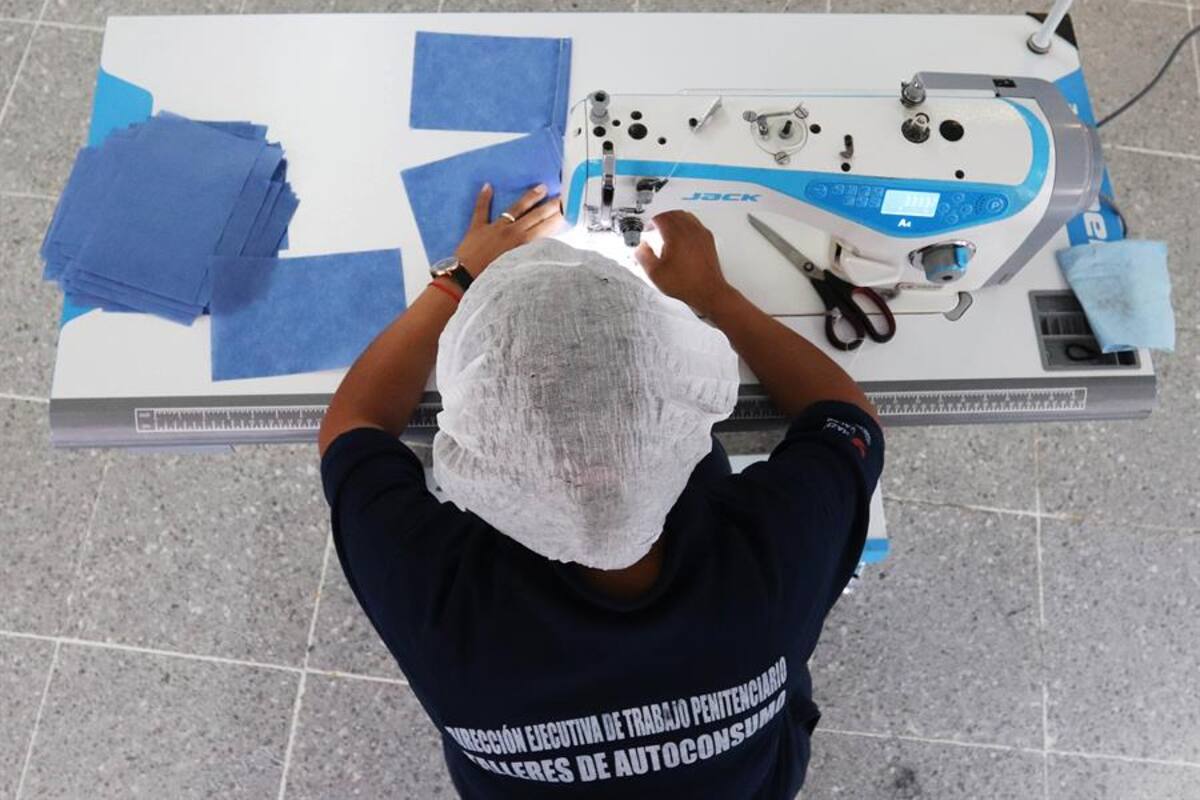 Reclusas en México elaboran mascarillas para afrontar crisis del coronavirus