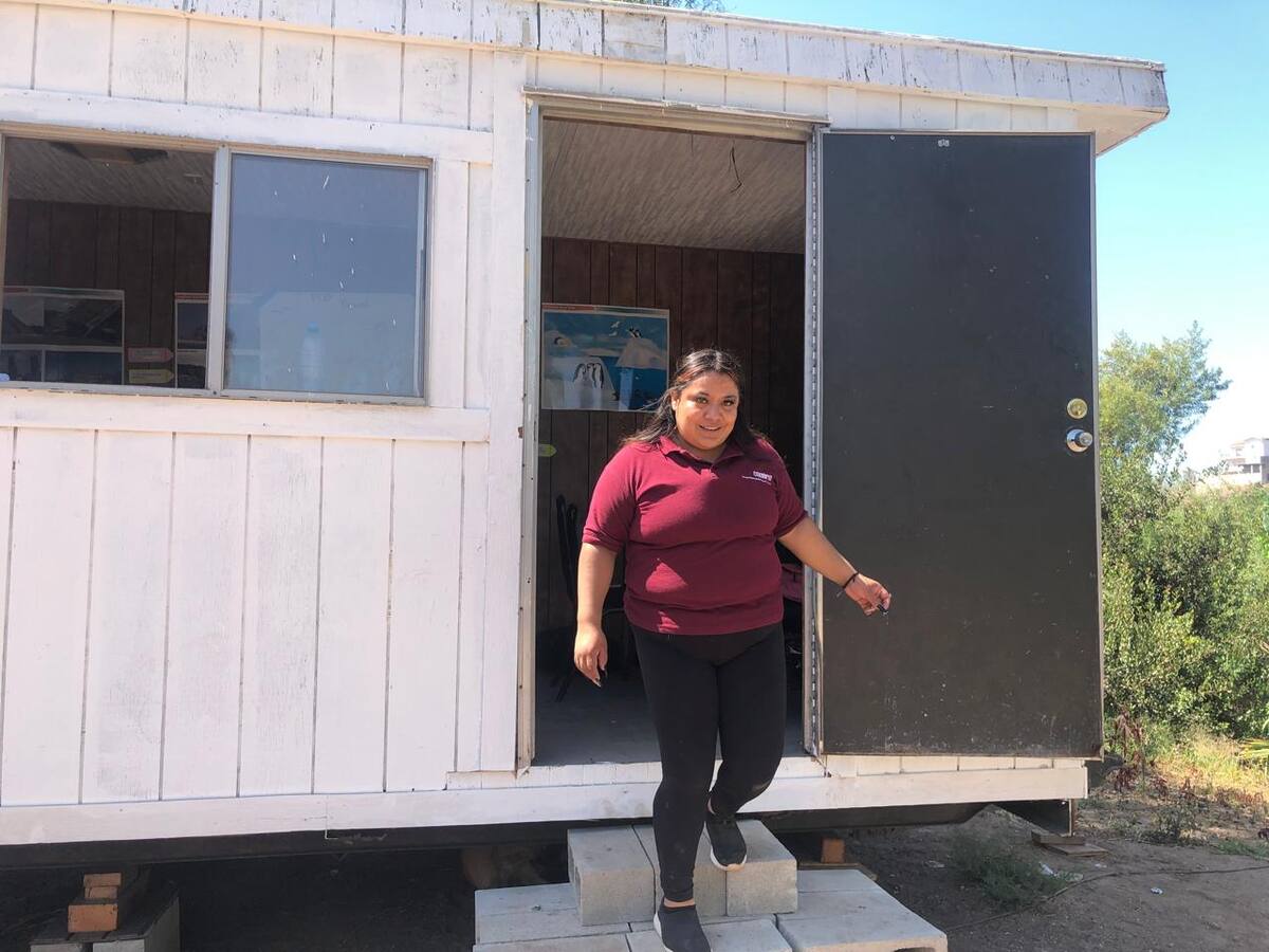 Aridaí Cano Villagra, educadora comunitaria, detalló que las clases iniciaron desde el lunes de esta semana y se encontró con la sorpresa de que había sido donada una pequeña traila, que sirve como salón de clases.
