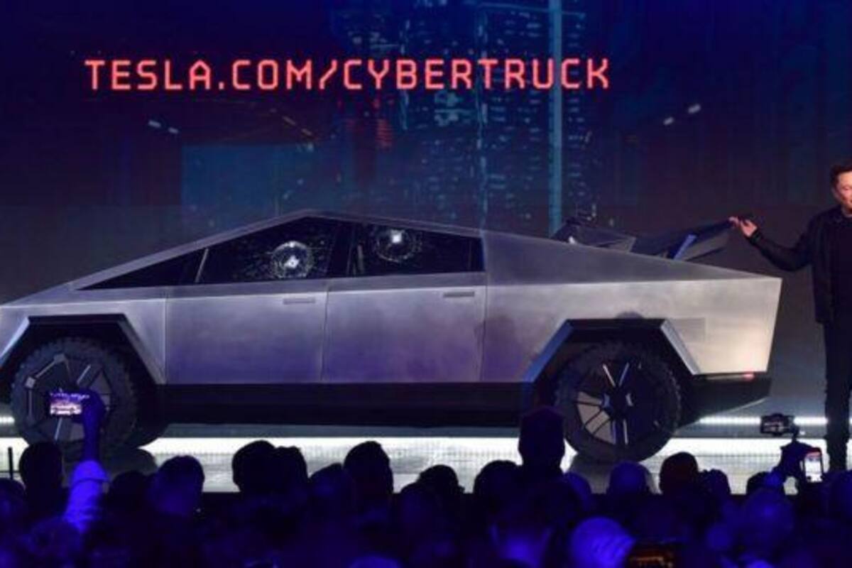 Pasea Elon Musk en el prototipo de Cybertruck