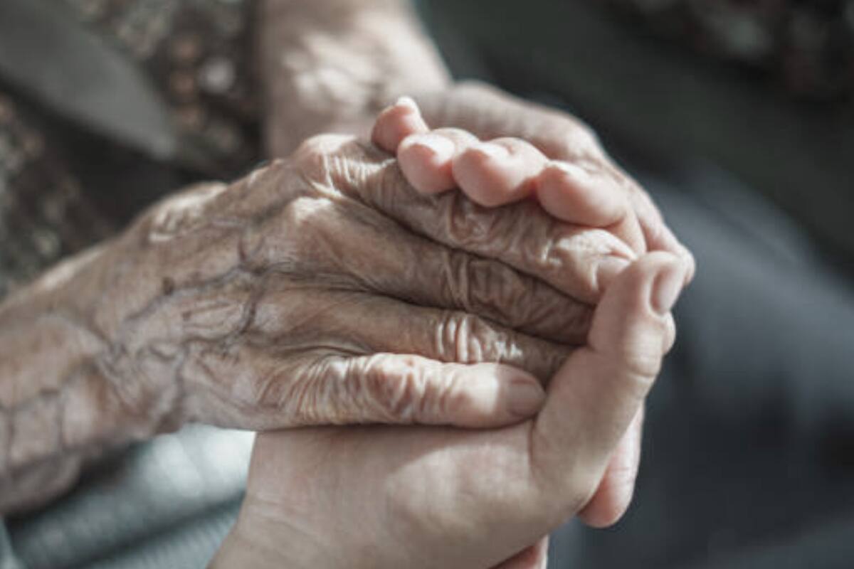 VIDEO: Enfermera da golpiza a anciana de 95 años; su familia la contrató para cuidarla