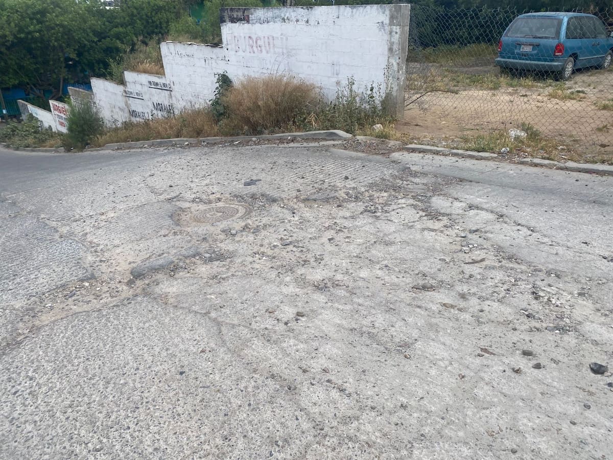 Vehículos particulares y taxis de ruta suelen tomar la calle como “atajo” para evadir el tráfico, lo que afecta en la zona cercana a escuelas. Foto: Emmanuel Castañeda