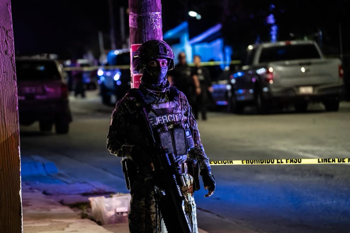 El agresor atacó con arma blanca a los oficiales dentro de un domicilio; una mujer fue hospitalizada. Foto: Border Zoom