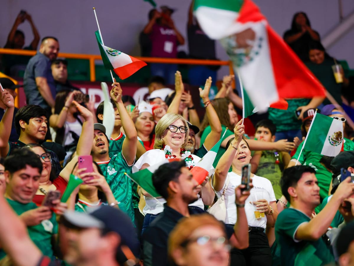 Entre porras, banderas y camisetas del Tricolor, cientos de aficionados siguieron el partido entre México y Corea del Sur en el Baja Fut Fest, celebrado en el Palenque del FEX en Mexicali. Foto: Juan J. Morales.