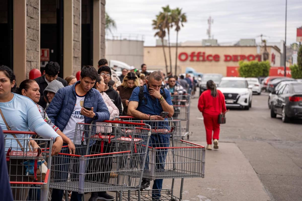 Compradores enfrentan esperas de hasta tres horas por productos tradicionales de la cena navideña. Foto: Border Zoom