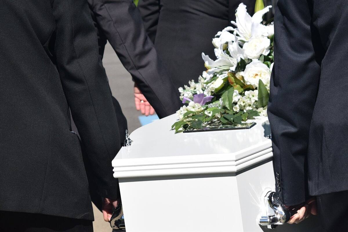 Jóvenes ebrios abren ataúd de familiar que murió por Covid-19 y son detenidos