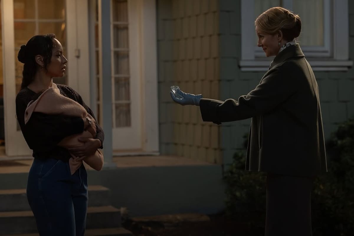 Lianna le ofrece un diamante a Bernadette, madre de John Stewart, para disculparse por el trauma psicológico que sufrió su esposo a causa del anillo de poder. (Foto: IG @greenlantern)
