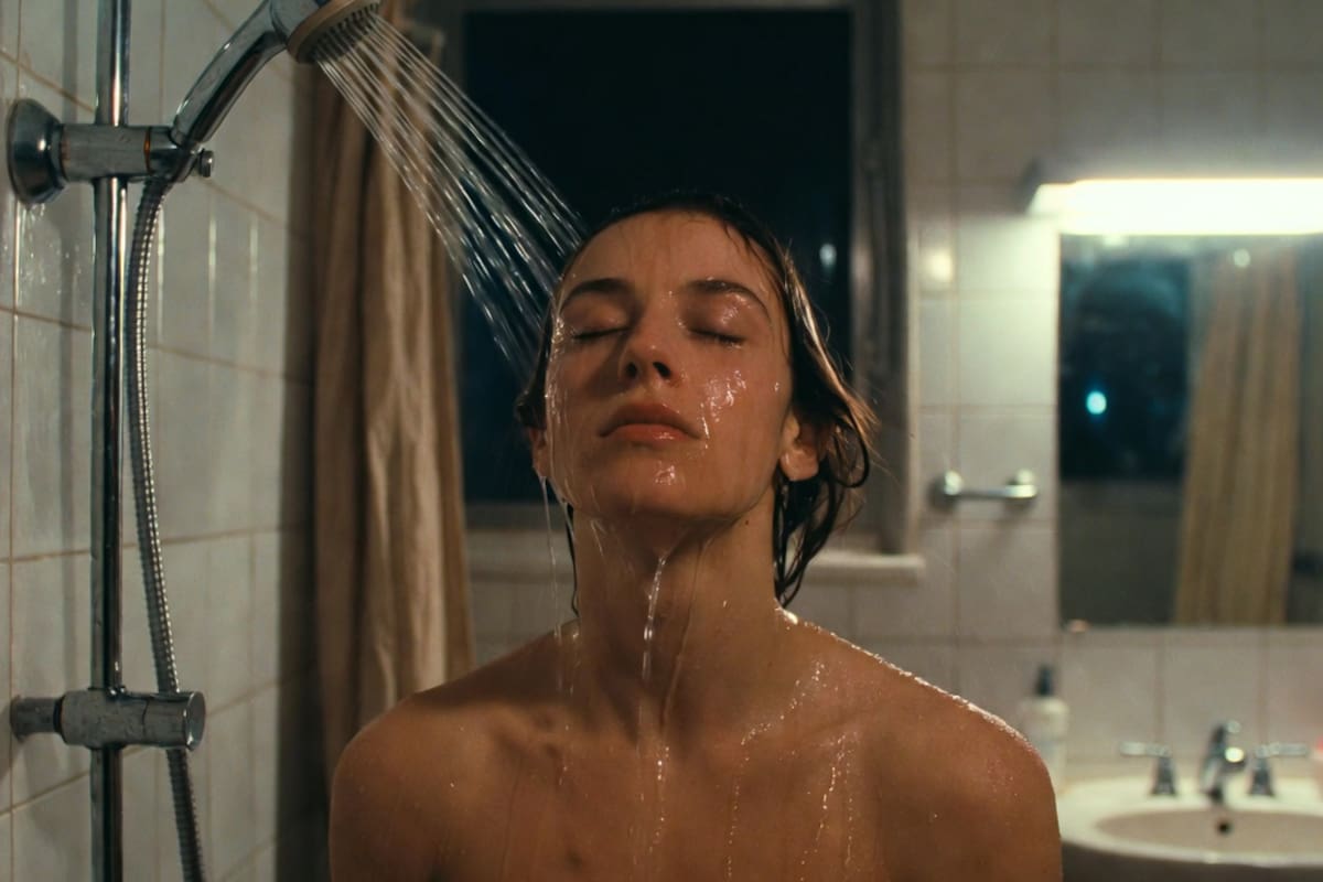 Por qué ducharse por la noche puede ayudar a dormir mejor