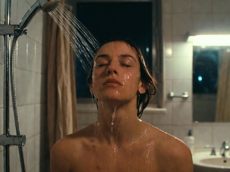 Por qué ducharse por la noche puede ayudar a dormir mejor