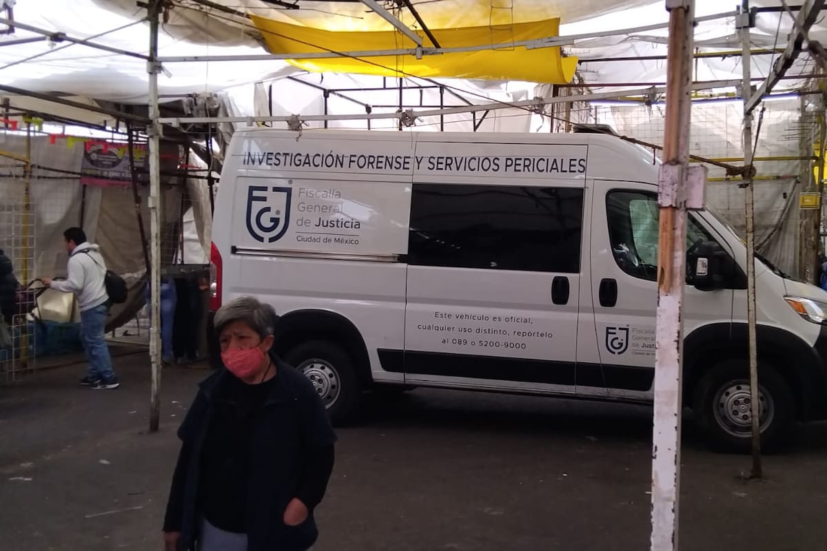 Hallan cuerpo envuelto en cobijas entre los puestos del tianguis de Tepito en la CDMX