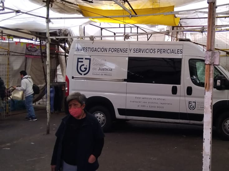 Hallan cuerpo envuelto en cobijas entre los puestos del tianguis de Tepito en la CDMX