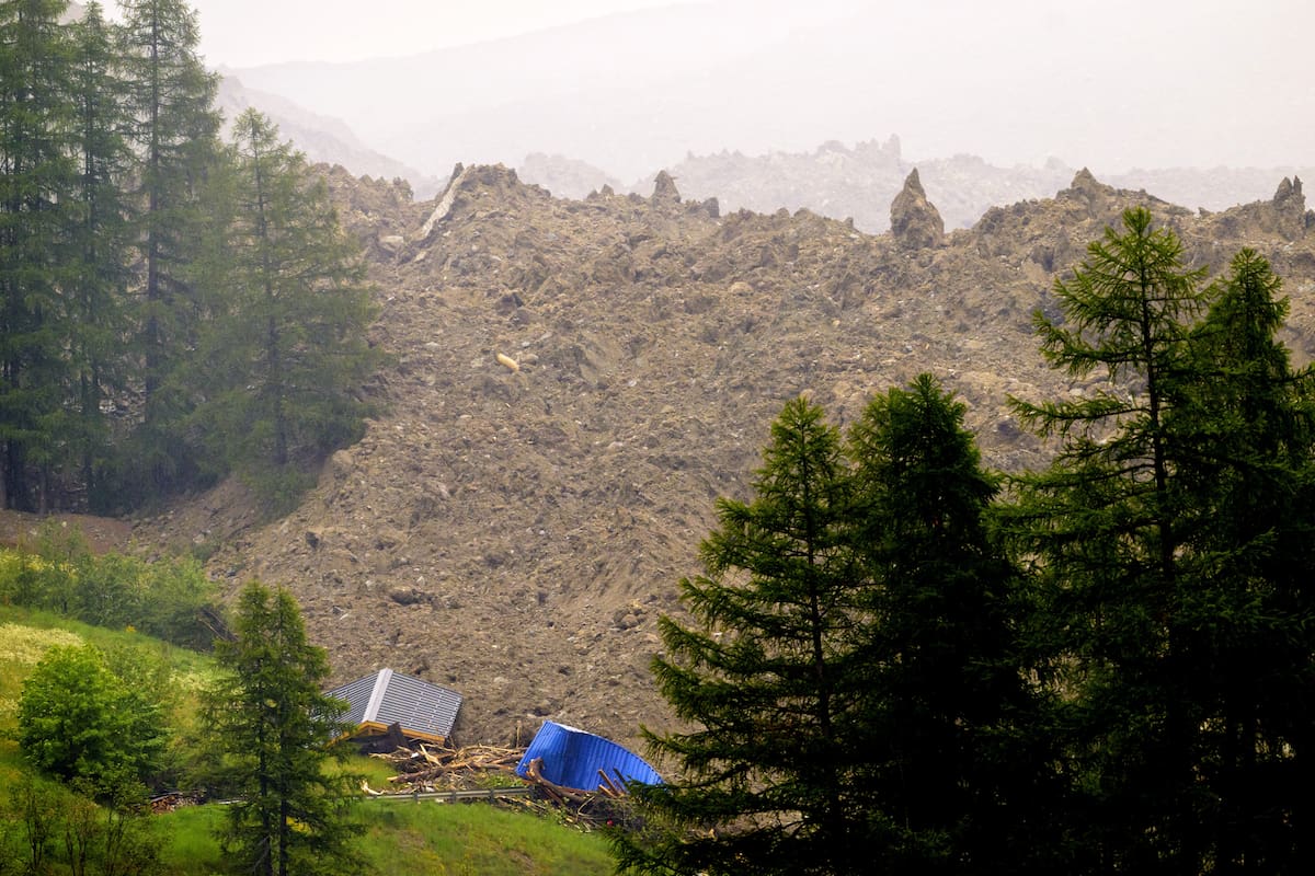 BLATTEN (Switzerland), 28/05/2025.- An avalanche from the Birch glacier destroys buildings near Blatten, Switzerland, Wednesday, May 28, 2025. The Birch Glacier has caused avalanches of ice, snow, water and rocks, as the leading edge collapses. (Avalancha, Suiza) EFE/EPA/JEAN-CHRISTOPHE BOTT