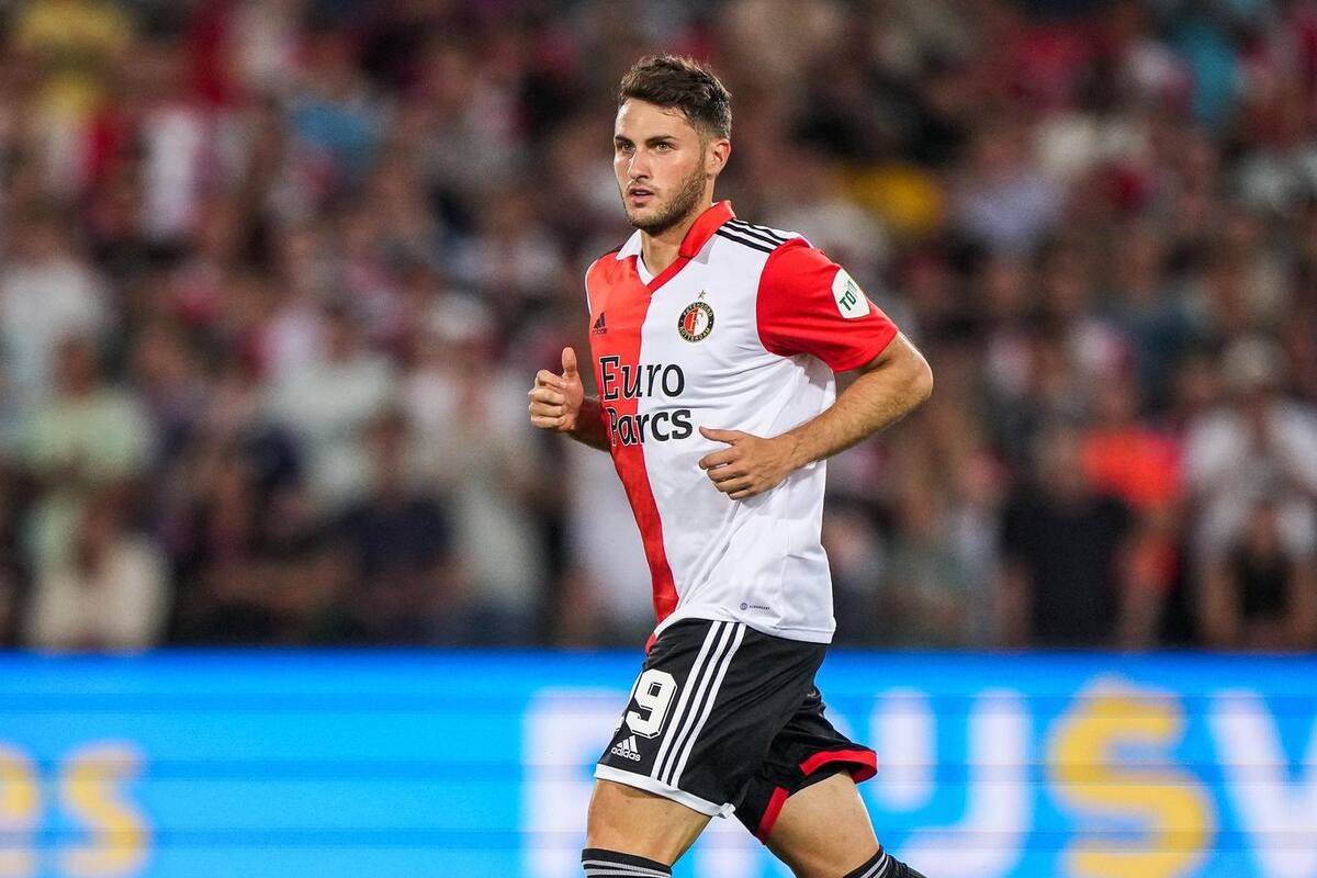 Santiago Giménez debuta con Feyenoord en Europa y estuvo a nada de marcar gol