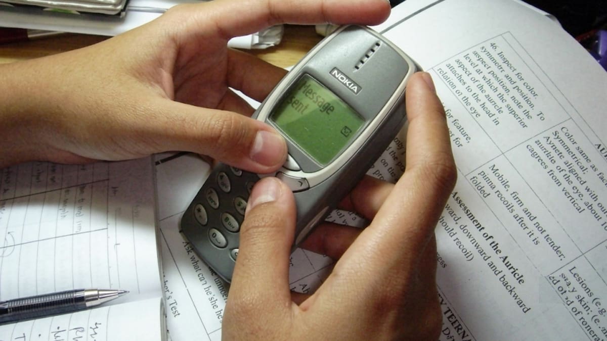 Dos periodistas usaron teléfonos Nokia básicos en lugar de smartphones y concluyeron que la solución para reducir la dependencia del celular no siempre es volver al pasado, sino aprender a usar mejor la tecnología actual