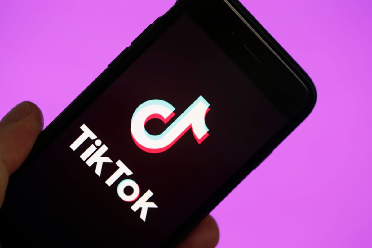 El Congreso aprobó en diciembre de 2022 la ley conocida como No TikTok on Government Devices Act. La norma ordenó retirar de los sistemas federales a TikTok y a cualquier aplicación sucesora desarrollada o proporcionada por ByteDance o por una empresa bajo su propiedad. (Photo by Chesnot/Getty Images)