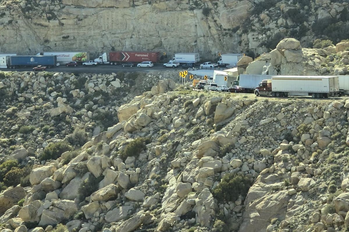 Vuelca tráiler en La Rumorosa y provoca caos vial