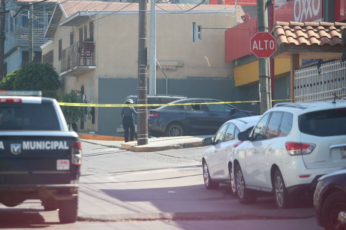 Lesionan a tiros a mujer afuera de una tienda Oxxo en El Rubí