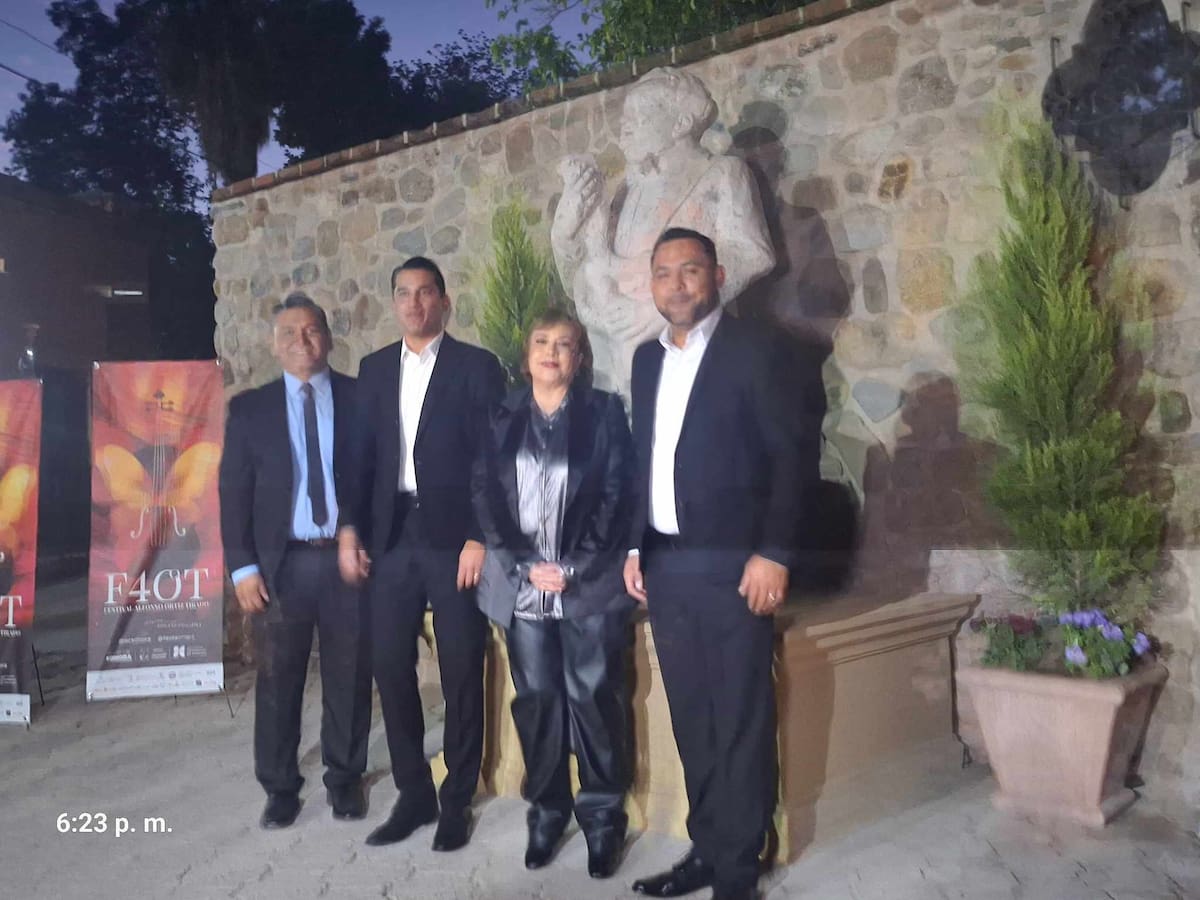Froylán Gámez, Beatriz Aldaco y Samuel Borbón felicitaron al escultor, Darío Ruiz, por manifestar la importancia cultural y científica de Alfonso Ortiz Tirado. | Foto: cortesía