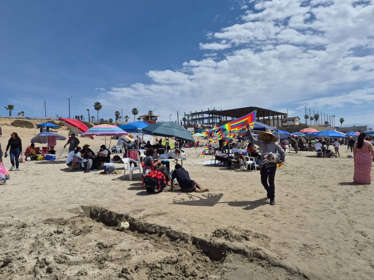 Cientos de turistas acudieron a playas de Ensenada; mientras en Playa Hermosa prevaleció la calma, en Playa La Misión se realizaron rescates por corrientes de retorno. Foto: Cortesía