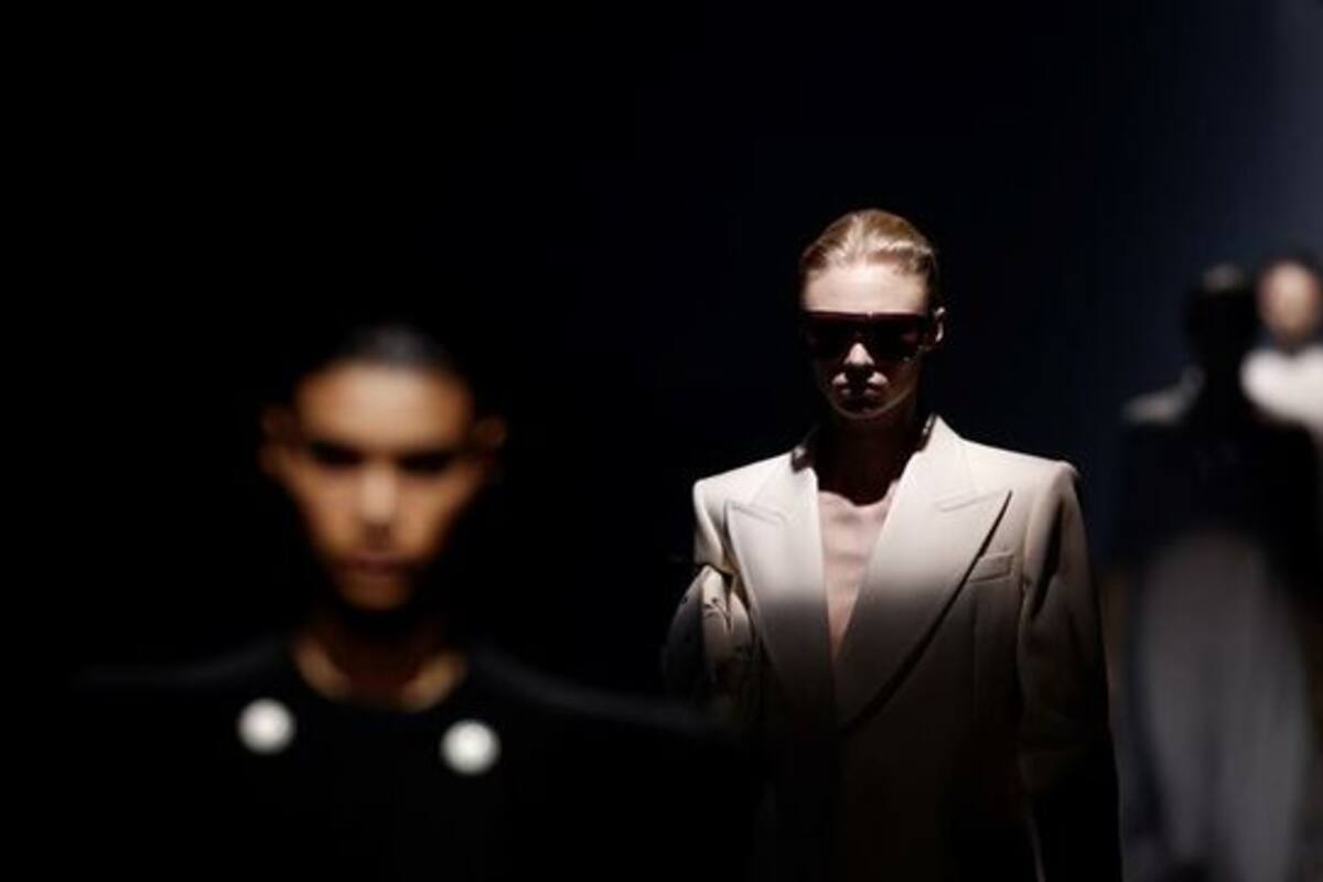 Arte y sastrería dialogan en la pasarela con un elegante Givenchy