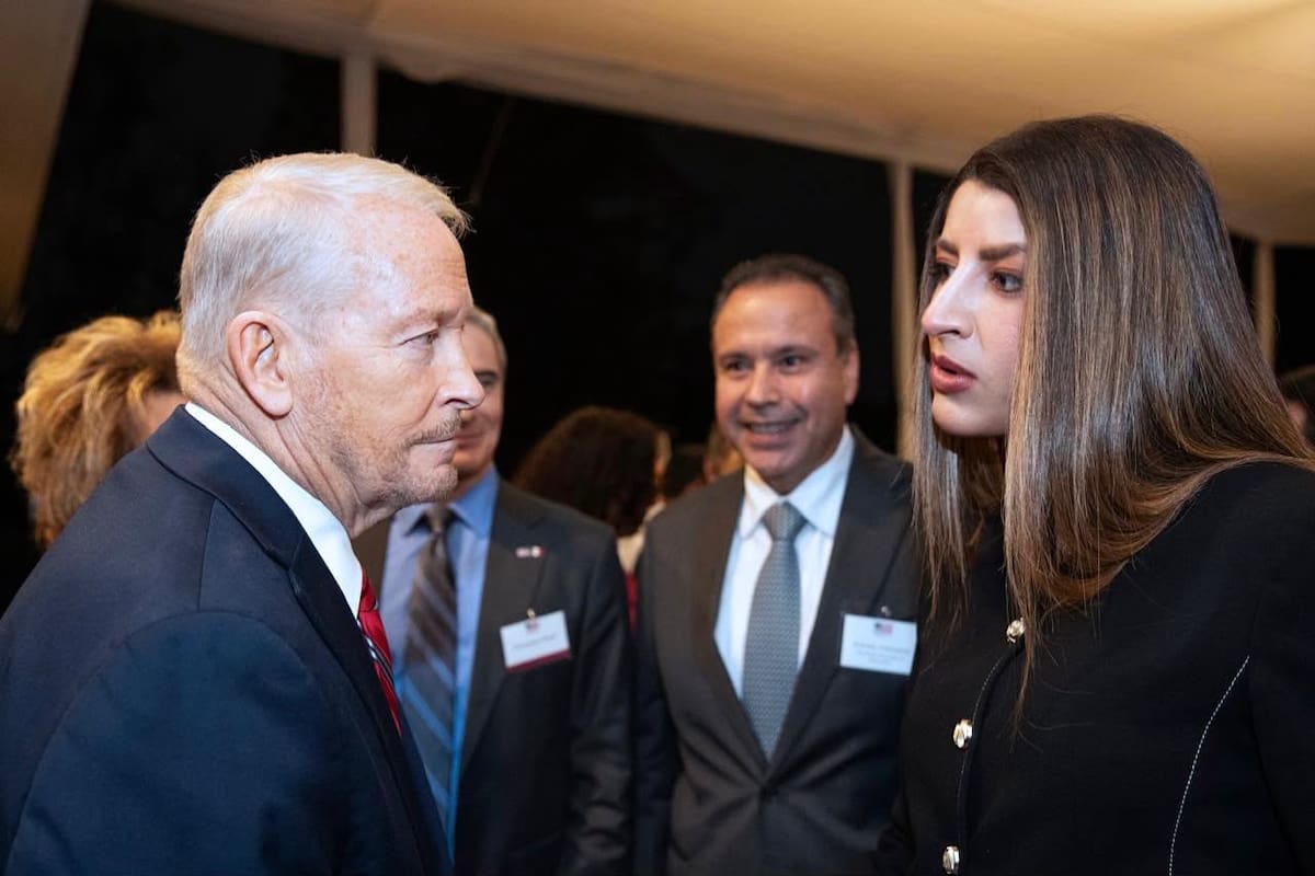 Se reúne Paulina Ocaña con el embajador Ronald Johnson